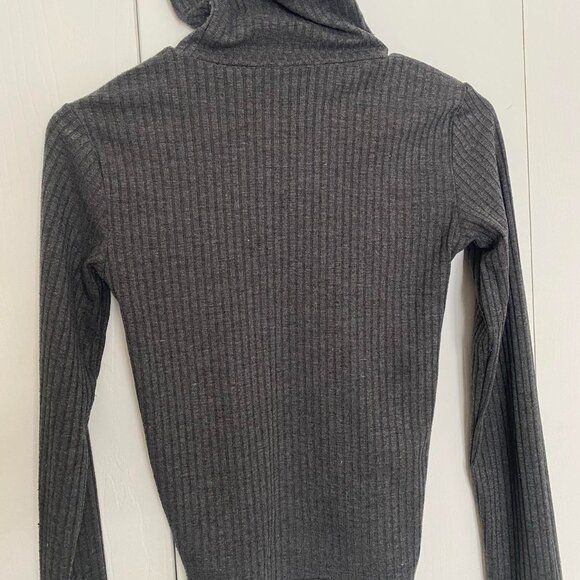 Small grey tight lightweight turtleneck - Picture 4 of 4